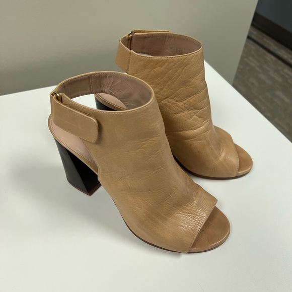EUC Stuart Weitzman tan leather peep-toe sandals